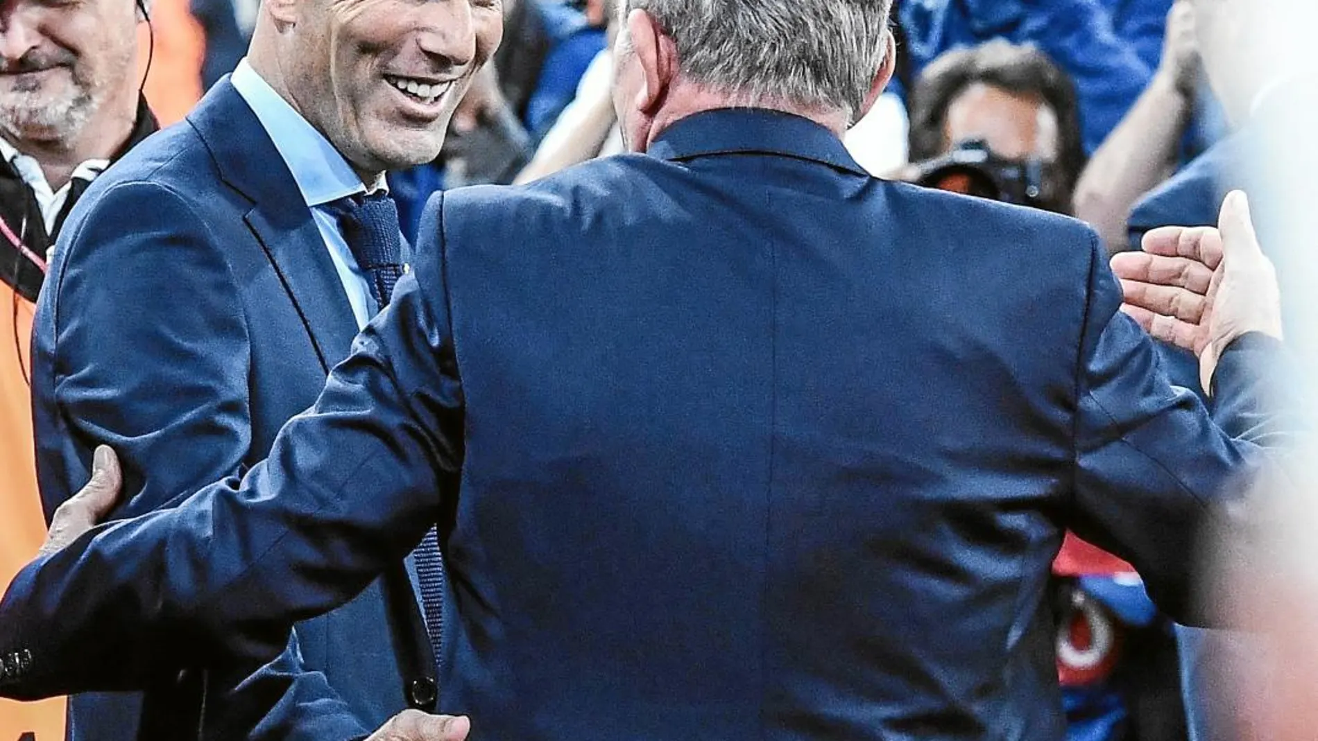 Zinedine Zidane y Heynckes se saludaron cariñosamente antes del partido de ida de semifinales del miércoles en el Allianz Arena