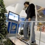 Un visitante prueba uno de los juegos interactivos que se pueden encontrar en la feria