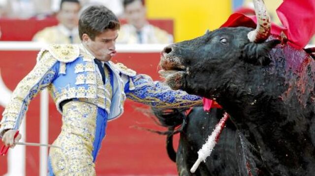 Rubén Pinar realiza un pase de pecho, en imagen de archivo