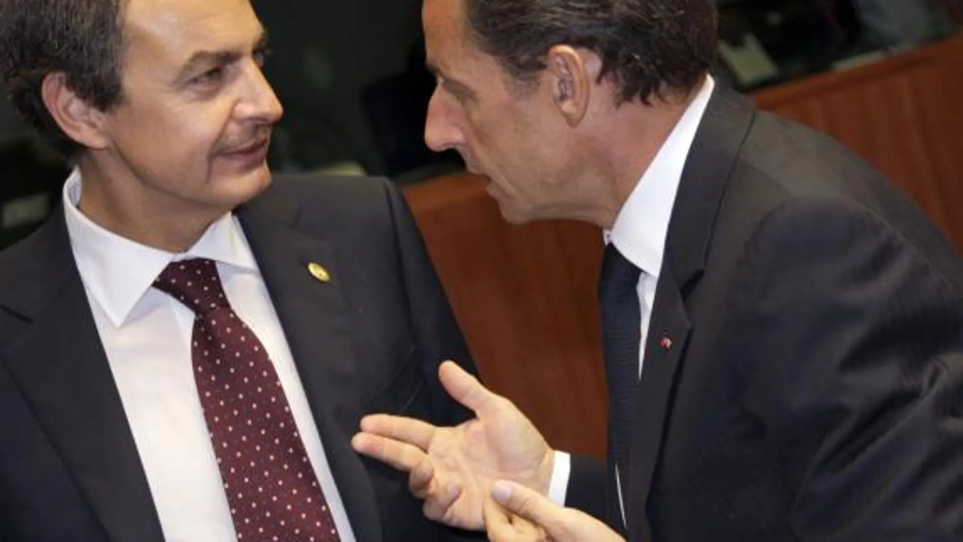 El PSOE enmienda la plana a Zapatero en su apoyo al presidente de Francia