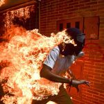 Imagen ganadora del World Press Photo hecha por el fotoperiodista venezolano Ronaldo Schemidt que muestra a José Víctor Salazar, un manifestante antigubernamental, corriendo en llamas tras quemarse accidentalmente en Caracas el pasado 3 de mayo de 2017