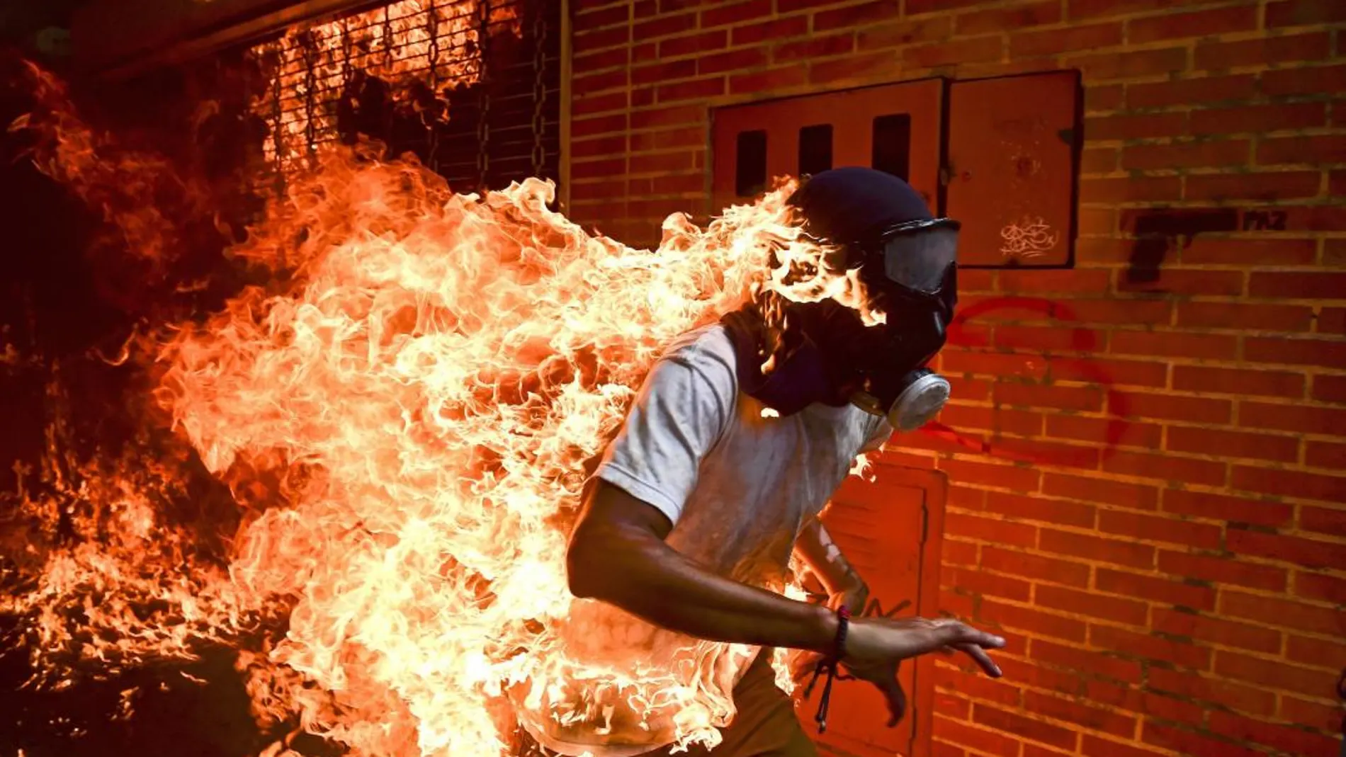 Imagen ganadora del World Press Photo hecha por el fotoperiodista venezolano Ronaldo Schemidt que muestra a José Víctor Salazar, un manifestante antigubernamental, corriendo en llamas tras quemarse accidentalmente en Caracas el pasado 3 de mayo de 2017