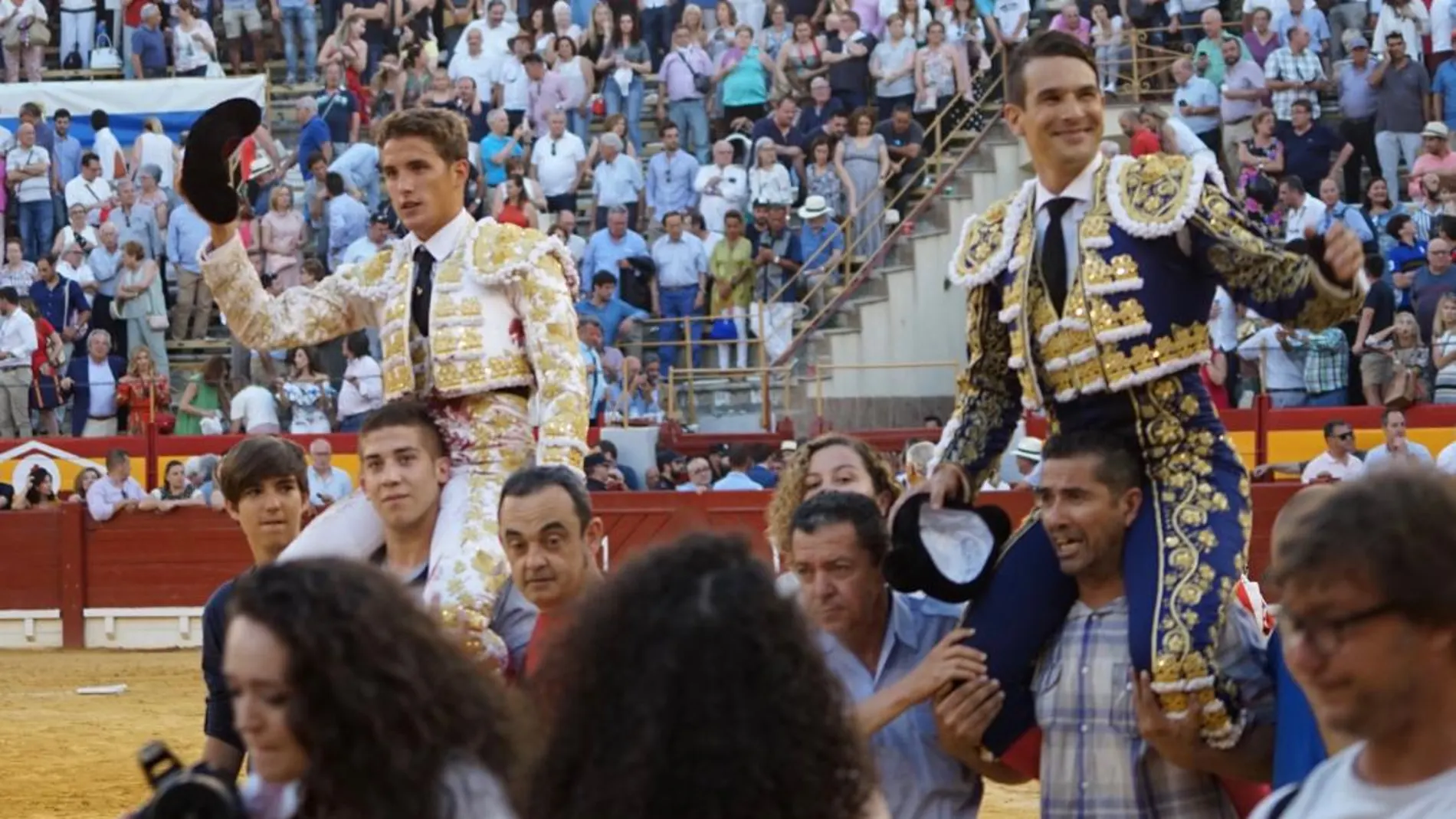 José María Manzanares y Diego Carretero saliendo a hombros de la Plaza de Toros de Alicante / David García