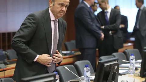 El ministro en funciones de Economía y Competitividad, Luis de Guindos al comienzo de la reunión de los ministros de Economía del Eurogrupo.