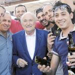 Blatter no escatimos sonrisas y «selfies» en un acto de la FIFA