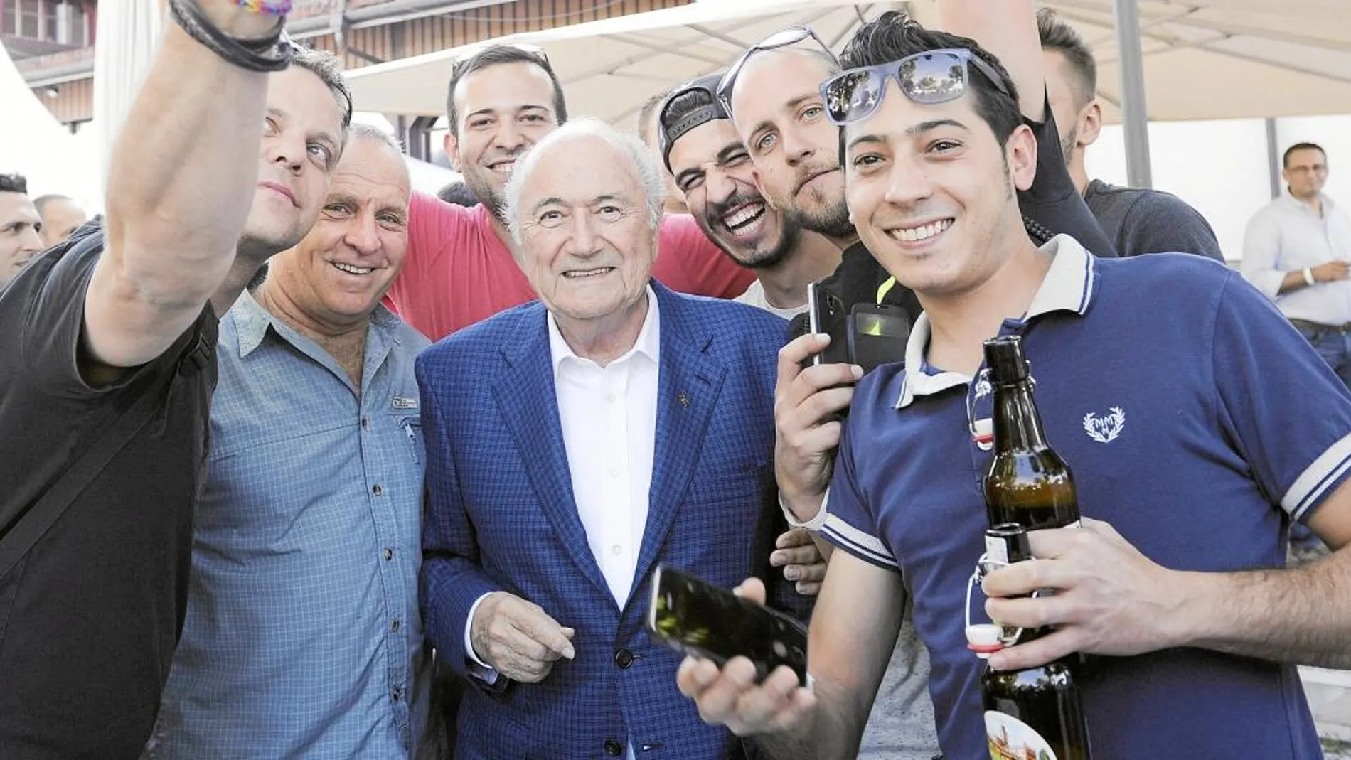 Blatter no escatimos sonrisas y «selfies» en un acto de la FIFA