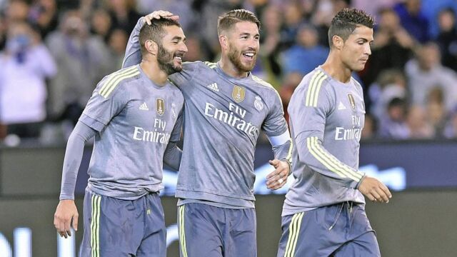 El capitán Sergio Ramos acompaña y felicita a los primeros goleadores madridistas, Benzema y Cristiano