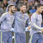 El capitán Sergio Ramos acompaña y felicita a los primeros goleadores madridistas, Benzema y Cristiano