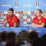 Sergio Ramos y Andres Iniesta durante la rueda de prensa ofrecida hoy domingo, 12 de junio, en Toulouse.
