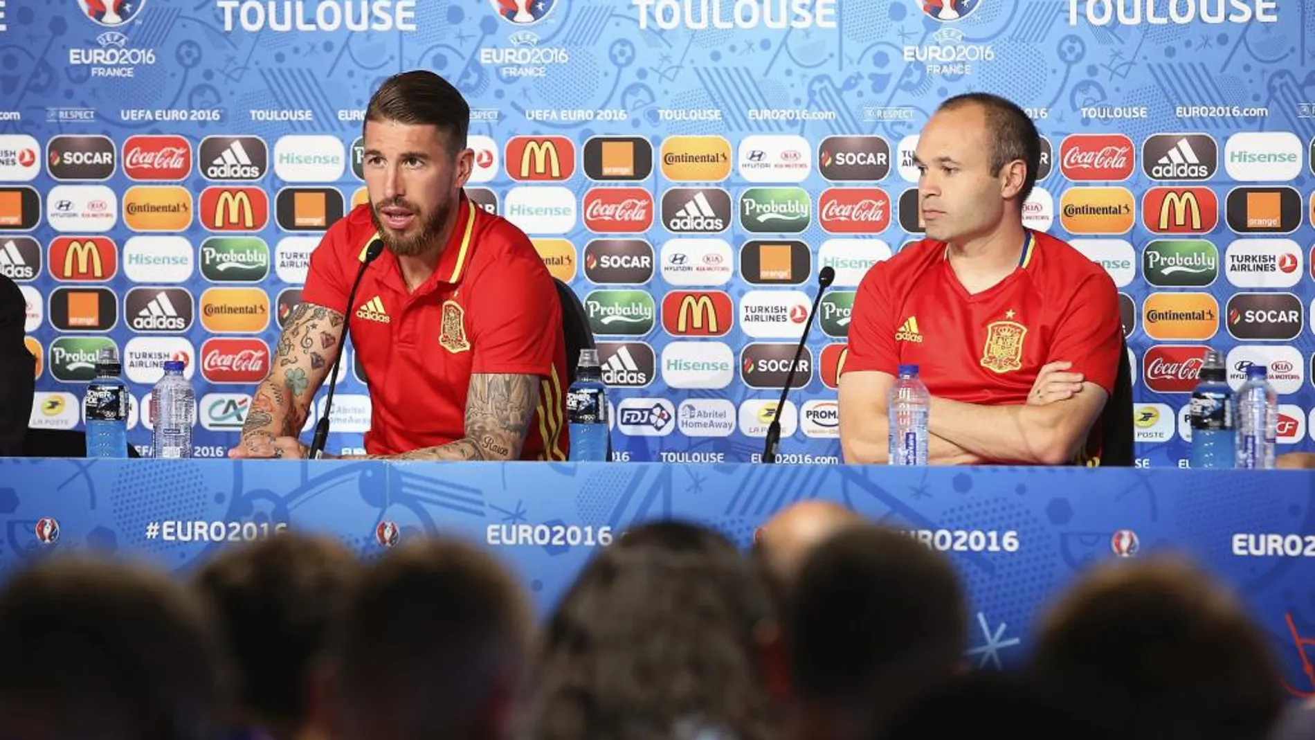 Sergio Ramos y Andres Iniesta durante la rueda de prensa ofrecida hoy domingo, 12 de junio, en Toulouse.