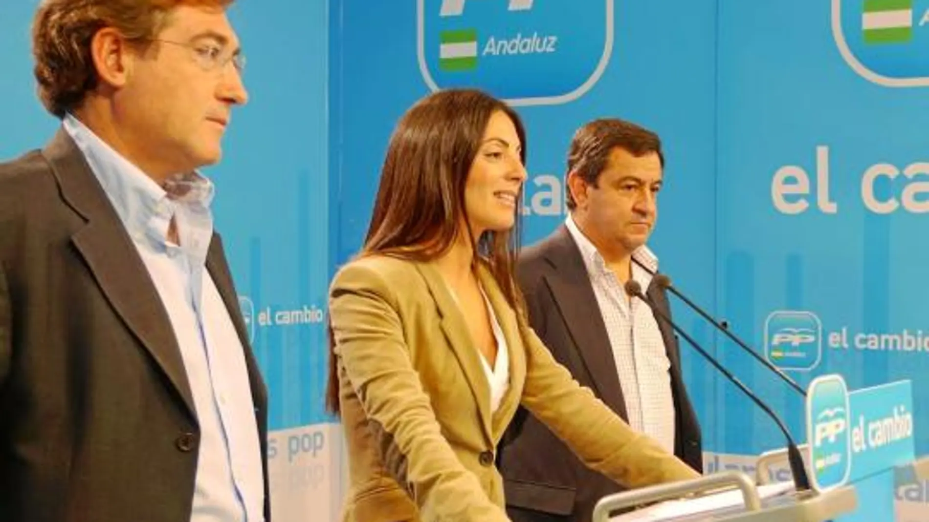 La portavoz del PP-A, Rosario Soto, junto a Rafael Carmona y José Loaiza, ayer, en Sevilla