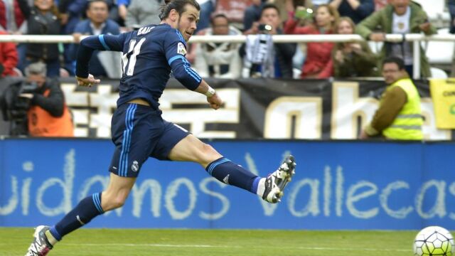 El centrocampista del Real Madrid Gareth Bale remata a gol, tercero para su equipo