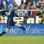 El centrocampista del Real Madrid Gareth Bale remata a gol, tercero para su equipo