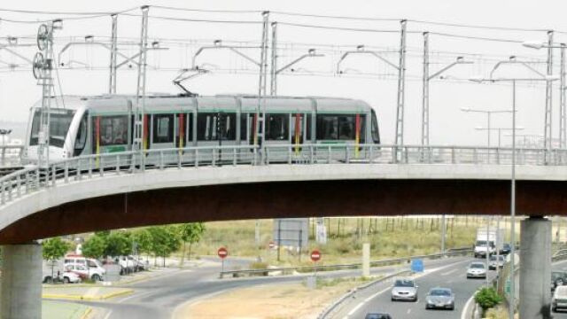 El PP pide una quinta línea de metro y llevarlo a Coria Gelves y Camas