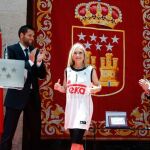 Felipe Reyes y Florentino Pérez entregaron una camiseta conmemorativa a la nueva presidenta de la Comunidad, Cristina Cifuentes