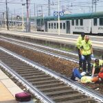 El periodista italiano Giorgio Lambri tomó esta imagen en la estación de Piacenza en la que un hombre se hace un selfie después de que el tren atropelle a una mujer