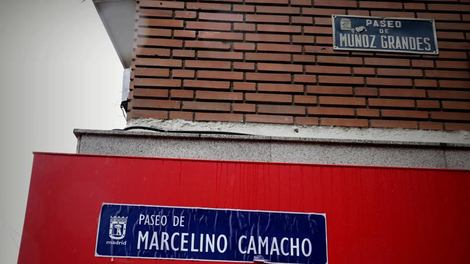 En Carabanchel, en el Paseo de Muñoz Grandes se han colocado pegatinas con el nuevo nombre