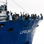 Inmigrantes a bordo del «LifeLine». Foto: Efe