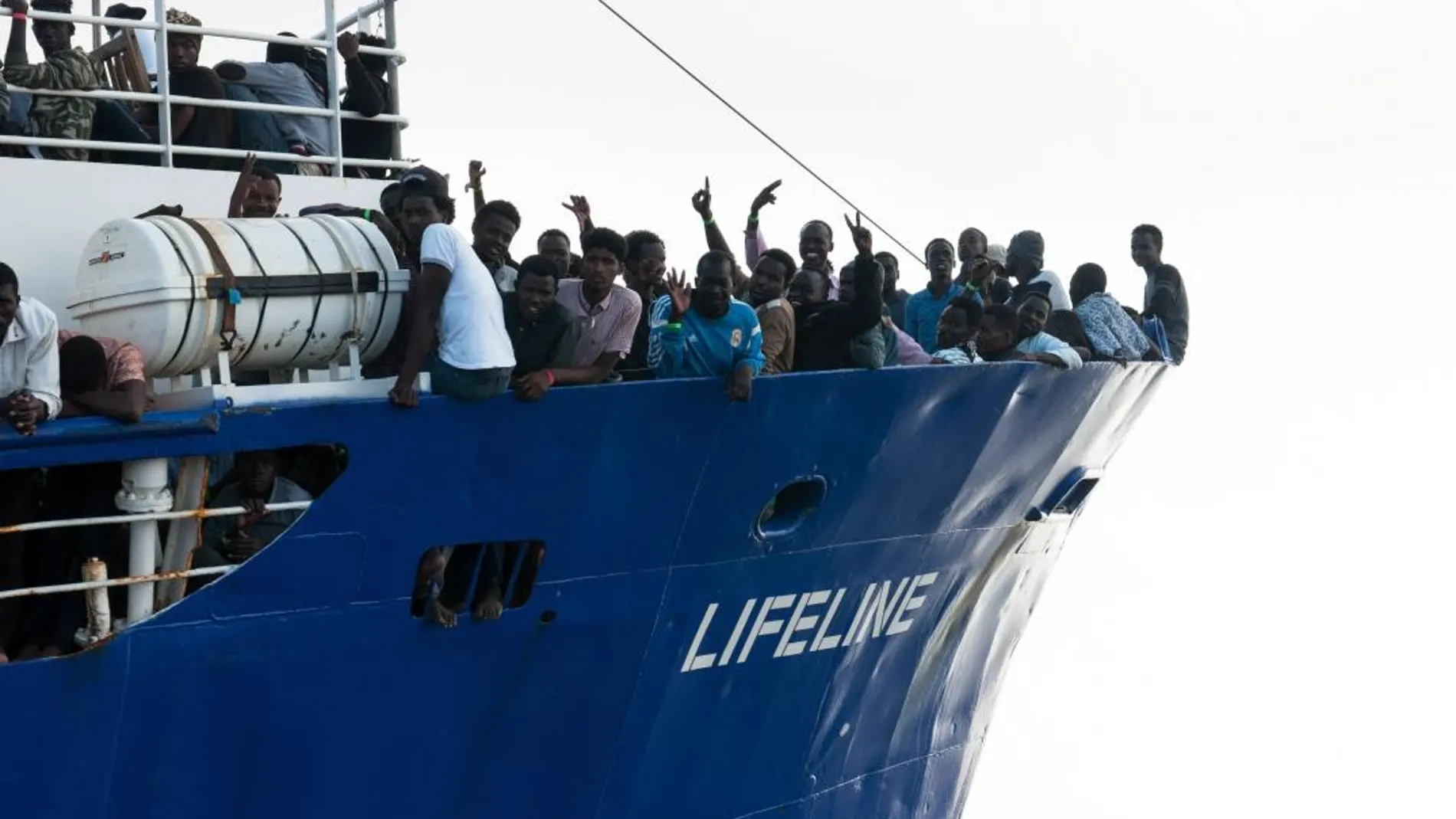 Inmigrantes a bordo del «LifeLine». Foto: Efe