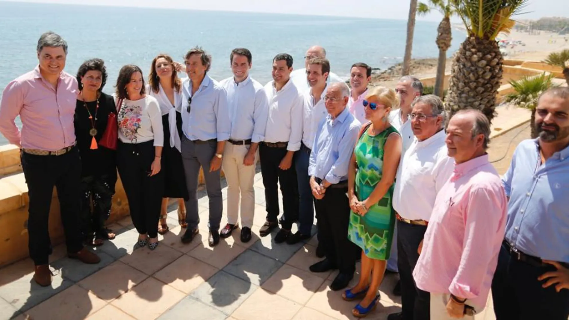 El presidente del PP, Pablo Casado, durante su visita a Almería, junto al presidente del PP-A, Juanma Moreno