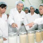 Rajoy, con Alicia Sánchez Camacho, ayer en una cooperativa arrocera en Tarragona