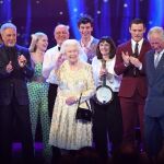 La reina saluda a los asistentes al concierto para celebra su cumpleaños