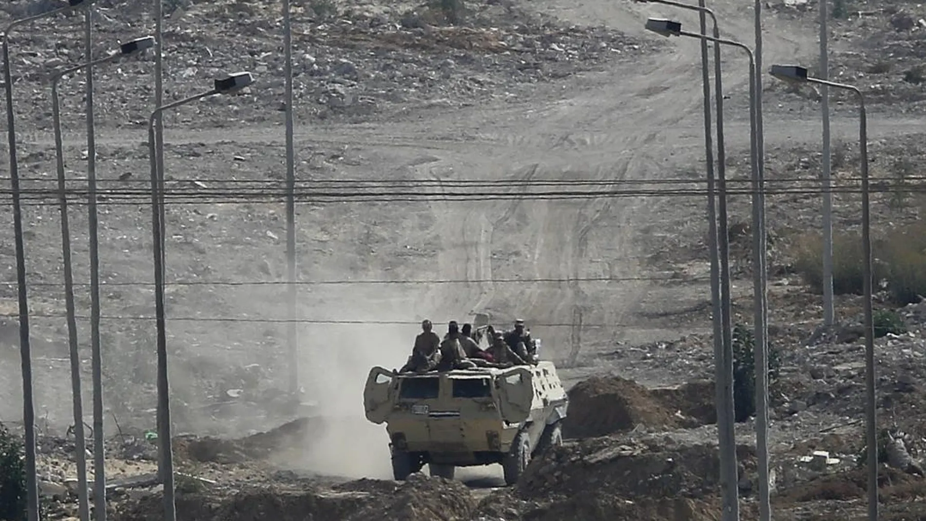 Fotografía de un vehículo militar egipcio mientras patrulla en la frontera del sur de la Franja de Gaza
