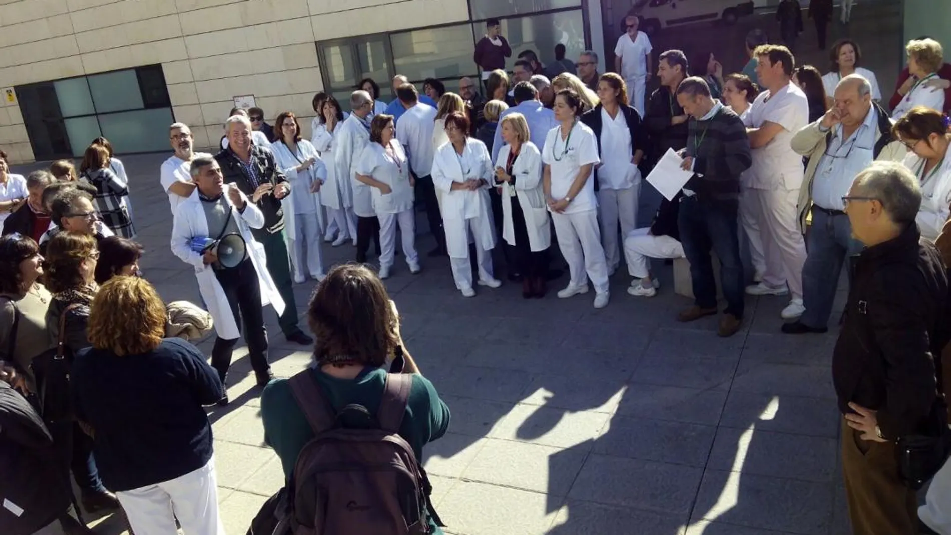 Imagen de una protesta de profesionales en el PTS de Granada