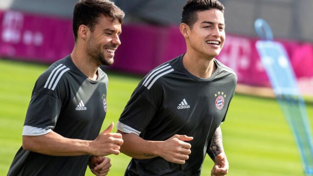 Con muy buena cara llegó ayer James Rodríguez al último entrenamiento del Bayern antes de medirse al Madrid en la ida de las semifinales de la Liga de Campeones