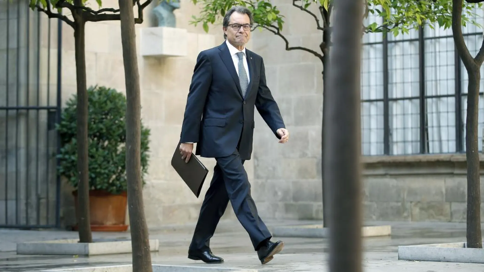 El presidente de la Generalitat, Artur Mas, se dirige hoy hacia la reunión semanal del gobierno.