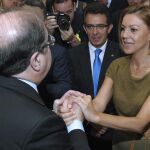 El popular Juan Vicente Herrera (i), recibe las felicitaciones de la secretaria general del PP, Maria Dolores de Cospedal (d), tras jurar el cargo como presidente de la Junta de Castilla y León