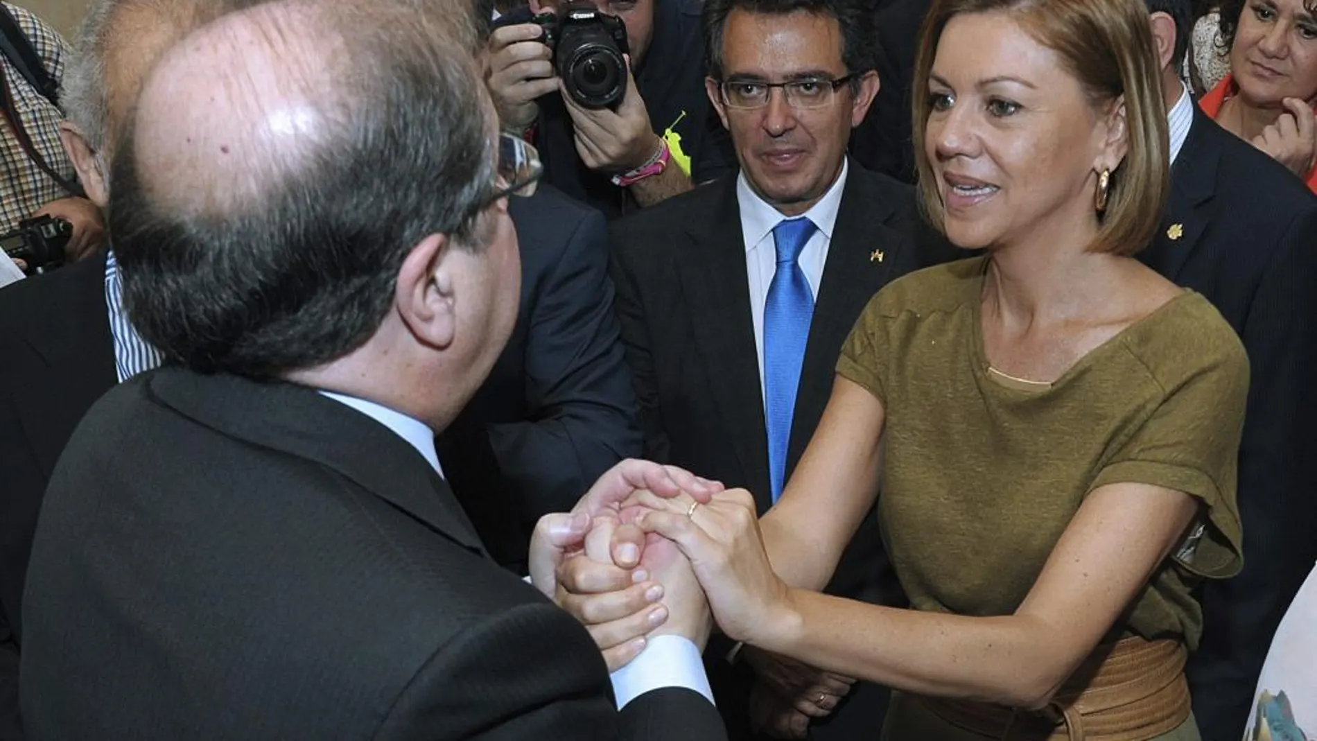 El popular Juan Vicente Herrera (i), recibe las felicitaciones de la secretaria general del PP, Maria Dolores de Cospedal (d), tras jurar el cargo como presidente de la Junta de Castilla y León