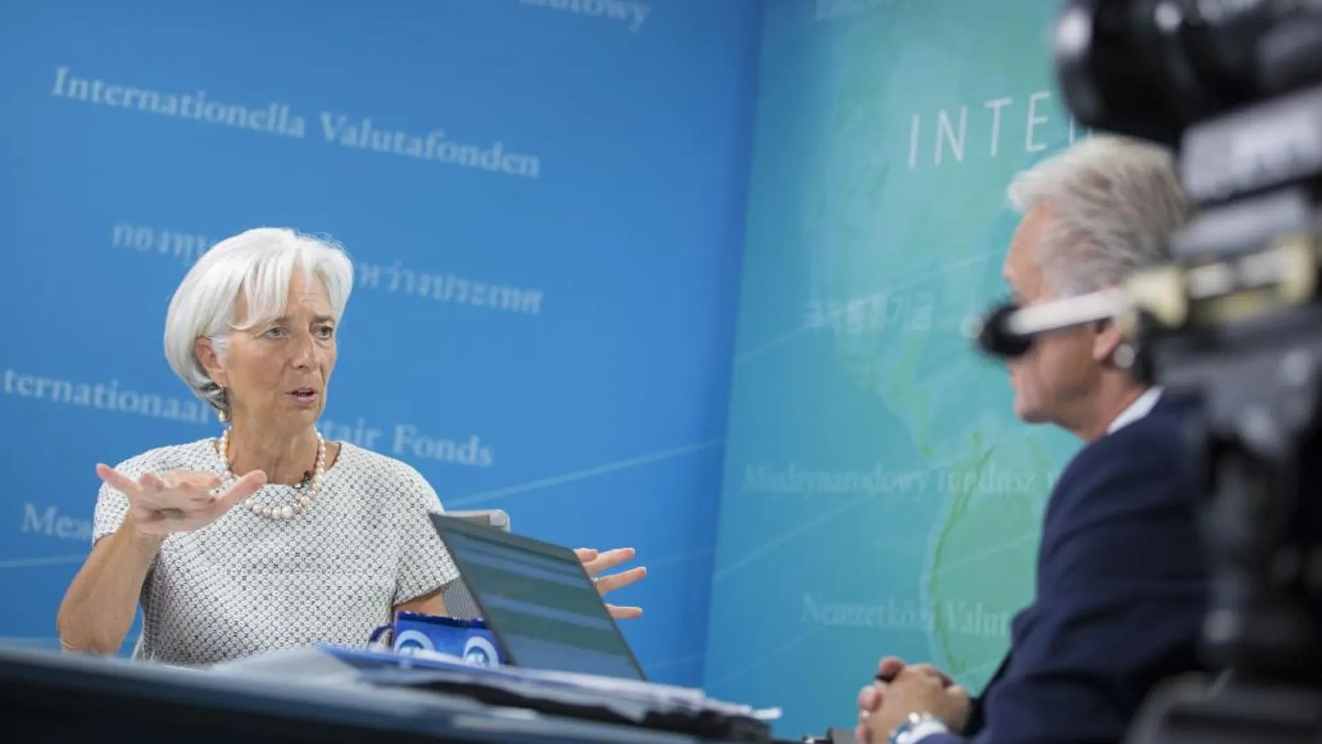 Fotografía facilitada por el Fondo Monetario Internacional (FMI) que muestra a su directora gerente, la francesa Christine Lagarde, durante una rueda de prensa por internet en la sede del FMI