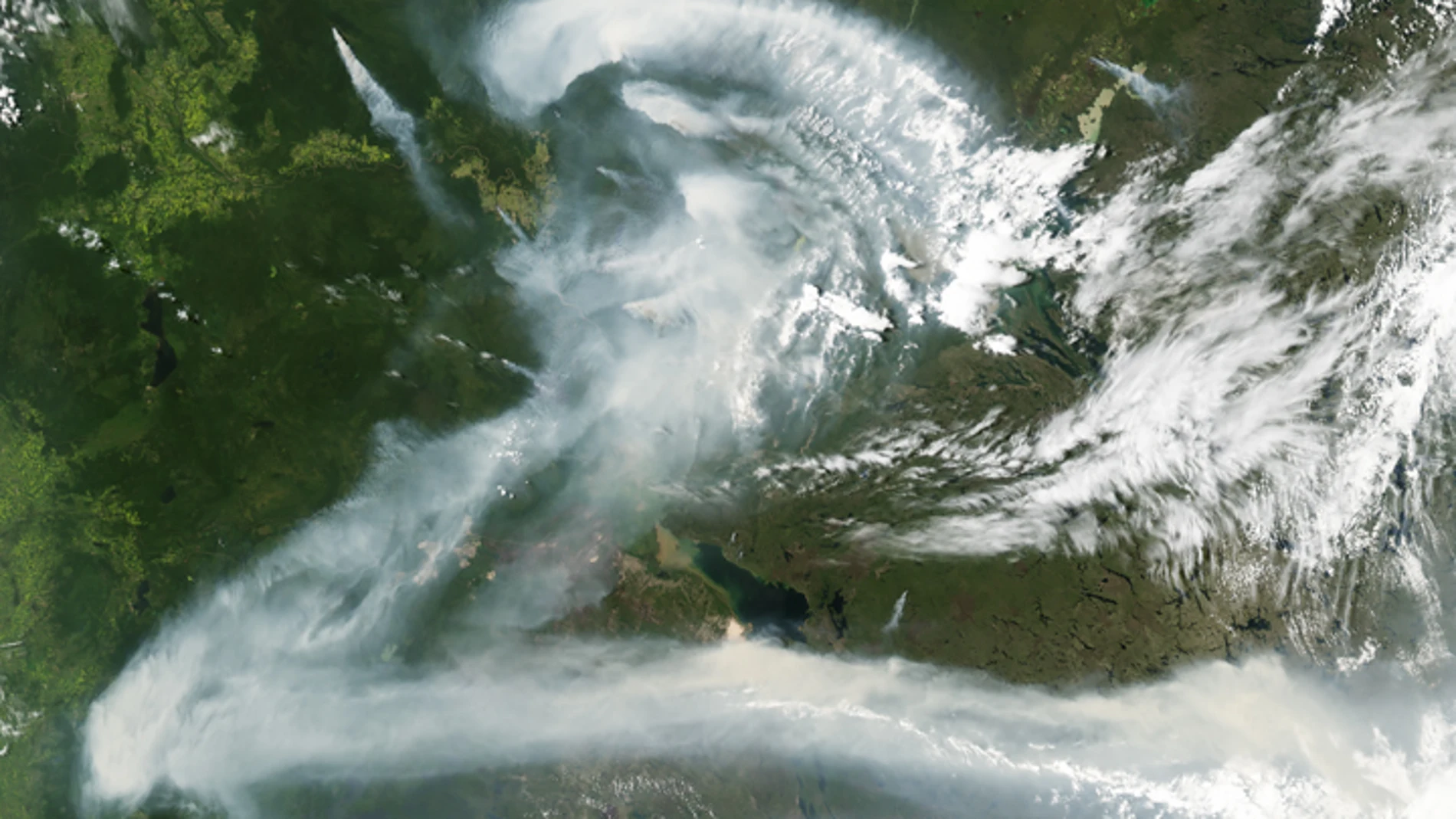 El humo de un incendio forestal que afectó el 11 de julio de 2012 a Canadá