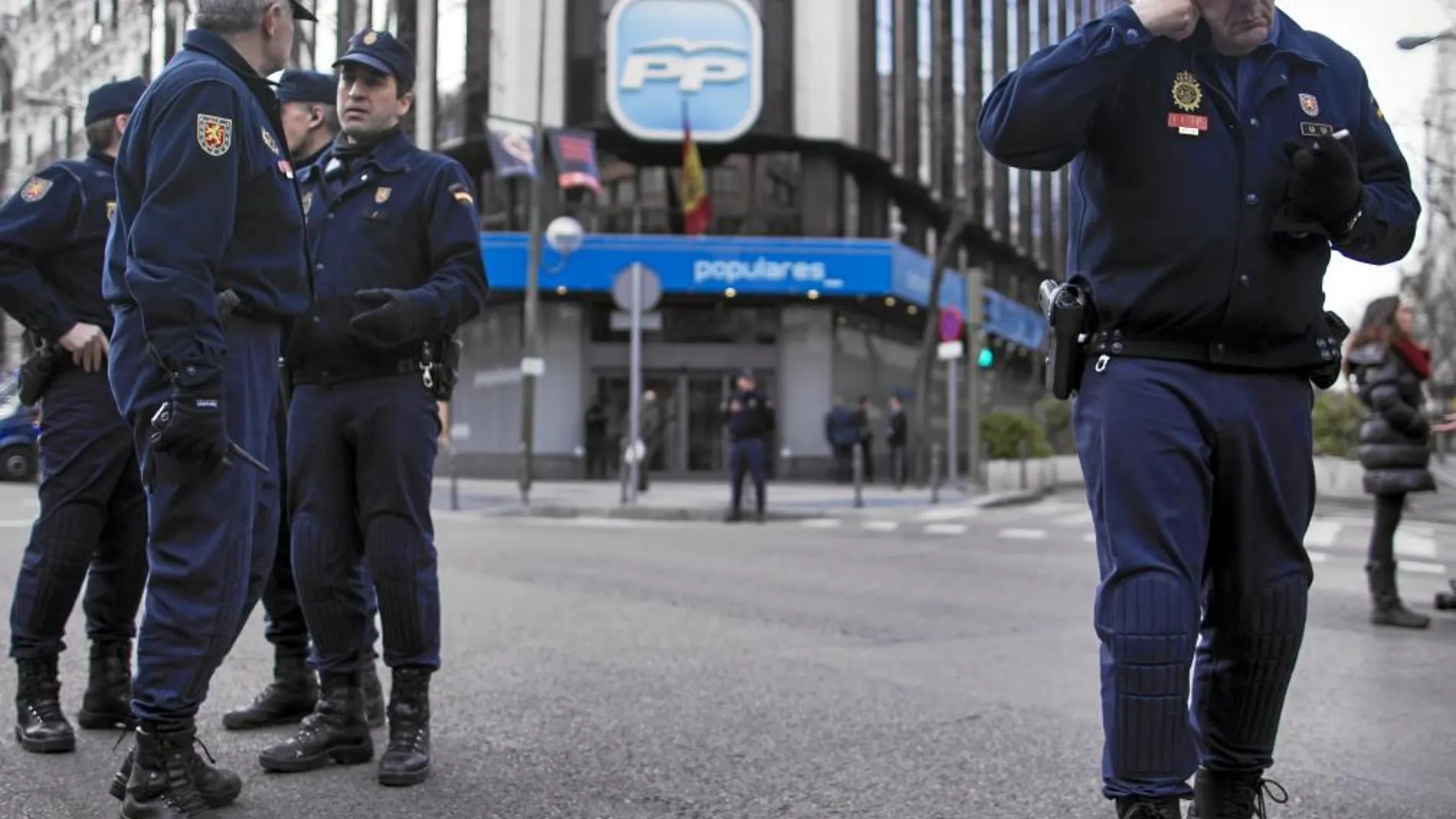 Fuerzas de seguridad ante la sede del PP en la calle Génova