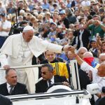 El Papa, a su llegada a la audiencia semanal de San Pedro en el Vaticano