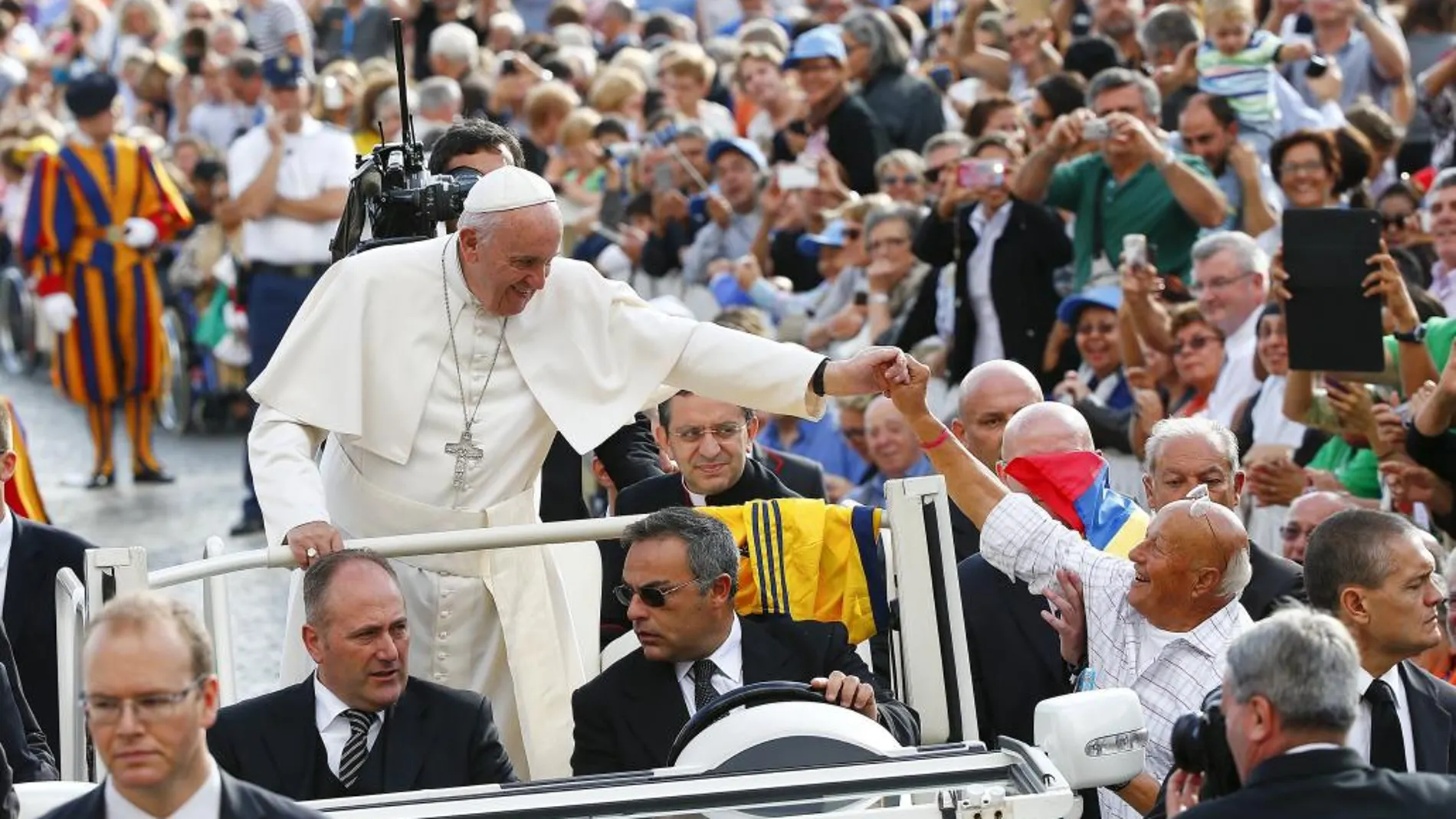 El Papa, a su llegada a la audiencia semanal de San Pedro en el Vaticano