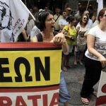 Funcionarios participan en una protesta en Atenas, Grecia, hoy, 15 de julio de 2015.