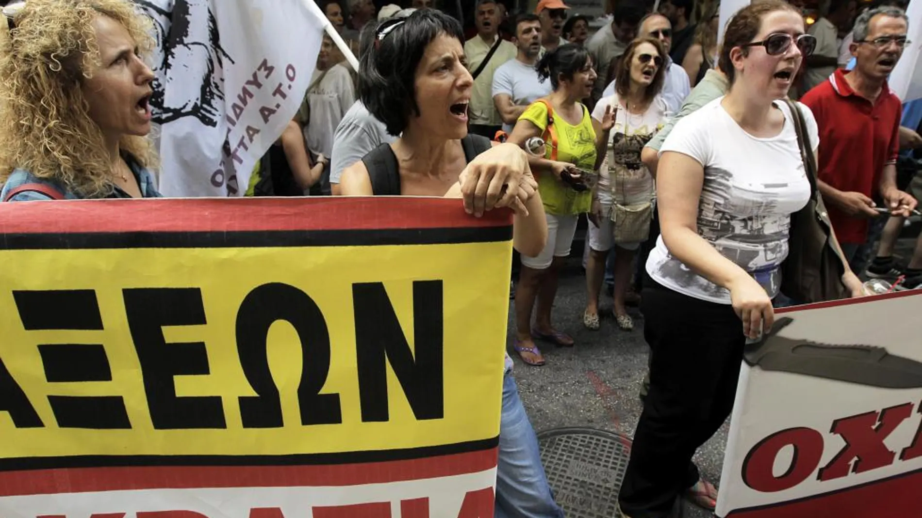 Funcionarios participan en una protesta en Atenas, Grecia, hoy, 15 de julio de 2015.