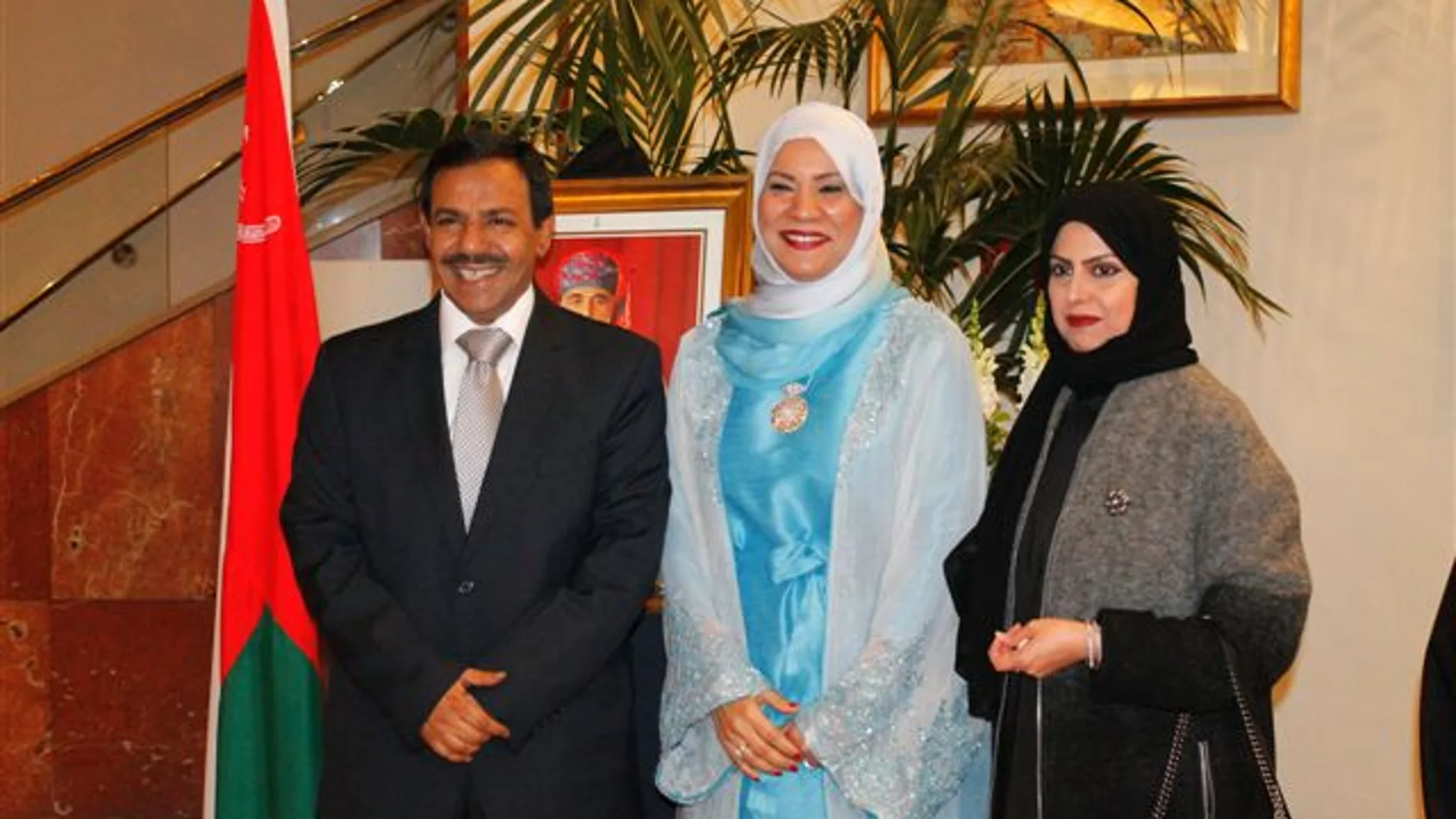 Don Sulaiman Abdallah Al Harbi, embajador del Estado de Kuwait; la anfitriona doña Kifaya Khamis M. Al Raisi, embajadora del Sultanato de Omán y doña Abeer Th. O. Alsubie, esposa del embajador de Kuwait.