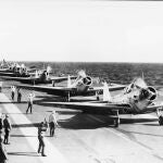 Bombarderos listos para despegar en la cubierta del portaaviones «Saratoga»