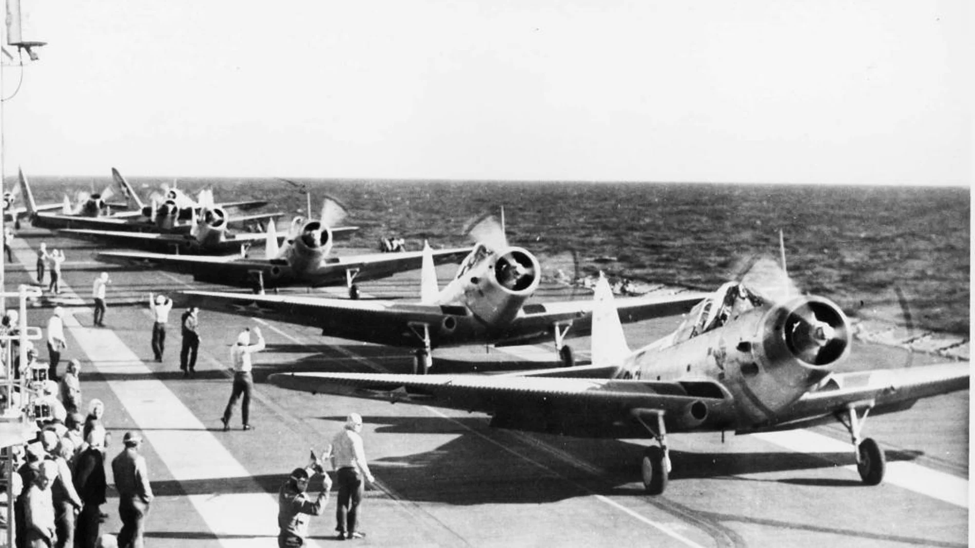 Bombarderos listos para despegar en la cubierta del portaaviones «Saratoga»