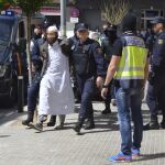 Imagen del 12/05/2015 de un detenido en Barcelona por difundir vídeos del Estado Islámico (Daesh)