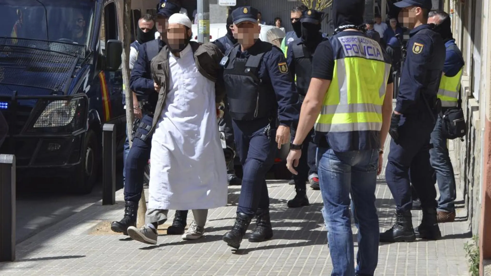 Imagen del 12/05/2015 de un detenido en Barcelona por difundir vídeos del Estado Islámico (Daesh)