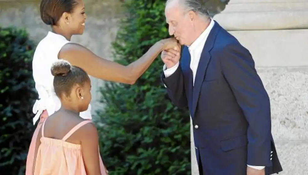 Don Juan Carlos recibió con este saludo a Michelle Obama en Marivent en 2010