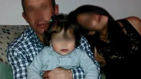 El acusado de tirar a la niña por la venta ingresa en prisión