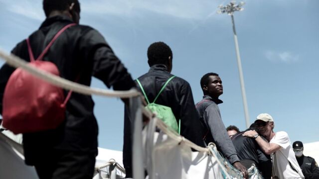 Fotografía facilitada por Médicos Sin Fronteras, del desembarco de inmigrantes en Valencia