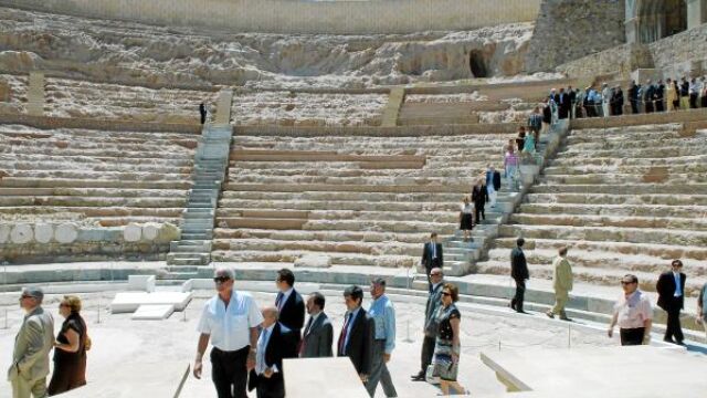El presidente de la Comunidad, Ramón Luis Valcárcel, admira el premio Europa Nostra otorgado al Teatro Romano de Cartagena hace una semana
