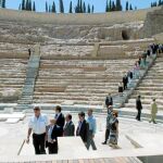 El presidente de la Comunidad, Ramón Luis Valcárcel, admira el premio Europa Nostra otorgado al Teatro Romano de Cartagena hace una semana