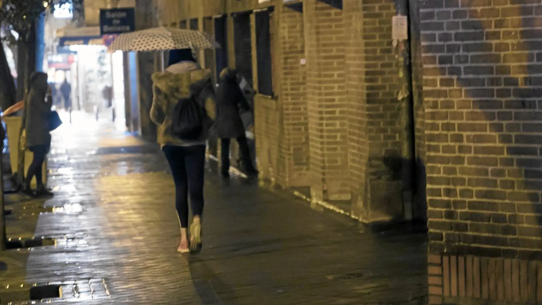 En la calle Gaztambide las farolas apenas iluminan. Los vecinos se quejan de que cuando cierran los locales, la calle queda a oscuras